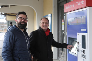 Foto Christian Hübsch und Bürgermeister Falk Sluyterman lösen eine Fahrtkarte nach Peiting Nord. Sluyterman lakonisch: „Die Roten fahren nicht schwarz!“