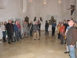 Herr Schmidbauer vom Stadtmuseum erklärt dem interessierten Publikum die aussergewöhnliche Struktur der Kirchendecke