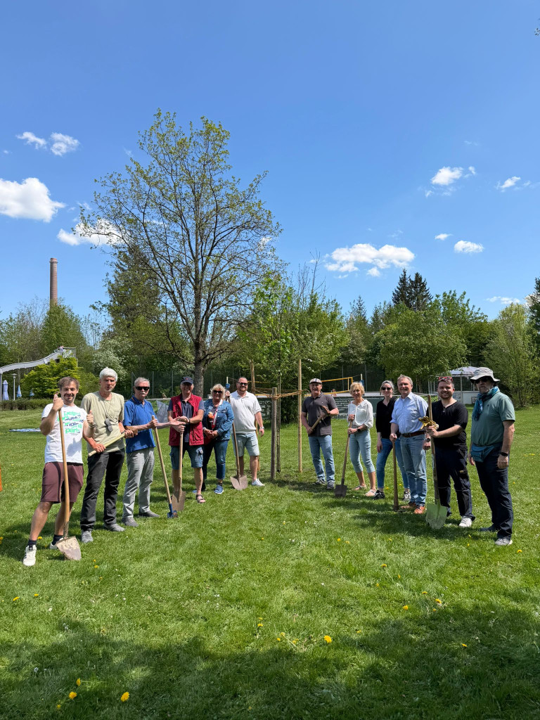 Gruppenfoto Baumpflanzaktion Dr.-Friedrich-Zeller